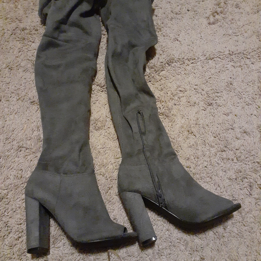 Gray knee open.toe boots